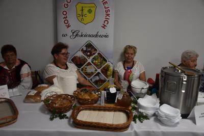 Stoisko z przygotowaną potrawą konkursową Koła Gospodyń Wiejskich w Gościeradowie
