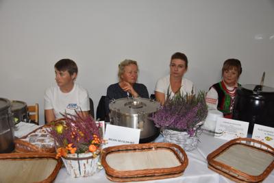 Stoisko z przygotowaną potrawą konkursową Koła Gospodyń Wiejskich z Mniszka