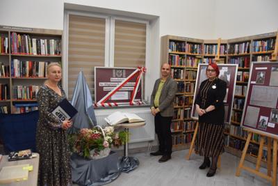 Otwarcie wystawy przez Krzysztofa Galanta - przewodniczącego Rady Gminy Gościeradów, Dorotę Karkusiewicz - dyrektora GBP w Gościeradowie i Ewelinę Marię Mantycką - lokalną pisarkę