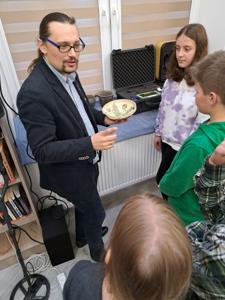 Najnowsze odkrycia archeologiczne w powiecie kraśnickim. Młodzież po wykładzie rozmawia z dr Szulcem.