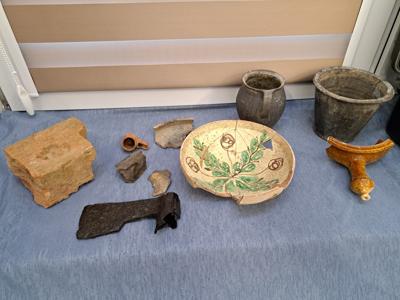 Najnowsze odkrycia archeologiczne w powiecie kraśnickim. Przykłady eksponatów przywiezionych przez naukowców.