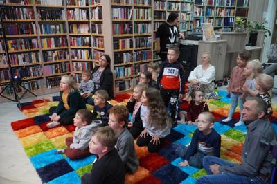 "Sokrates w piaskownicy". Mała publiczność z opiekunami.