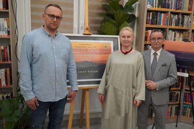 Wernisaż wystawy Kamila Gołębia "Daleka obserwacja pasjonata naszej gminy w fotografii". Od lewej: autor fotografii - Kamil Gołąb, dyrektor GBP w Gościeradowie - Dorota Karkusiewicz i wójt gminy Gościeradów - Mariusz Szczepanik