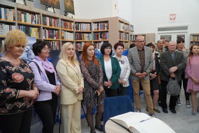 Wernisaż wystawy "Gościeradów. Moje magiczne miejsce". Uczestnicy wernisażu.