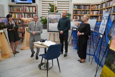 Wernisaż wystawy "Gościeradów. Moje magiczne miejsce". Otwarcie wystawy przez Mariusza Szczepnika - wójta gminy, Mateusza Morszczyznę - autora fotografii oraz Dorotę Karkusiewicz - dyrektora biblioteki.