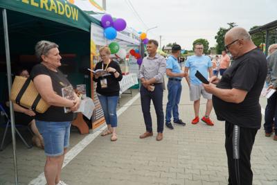 Fani stoiska promocyjnego Gminy Gościeradów.