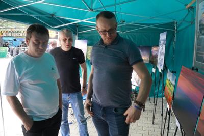 Kamil Gołąb opowiada zainteresowanym o swojej pasji.