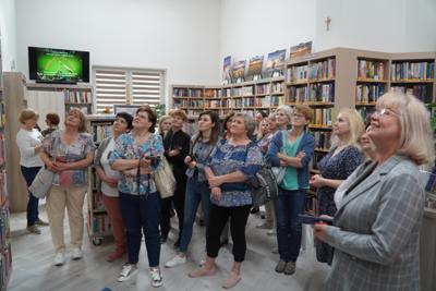 Oglądanie lokalu biblioteki przez gości.