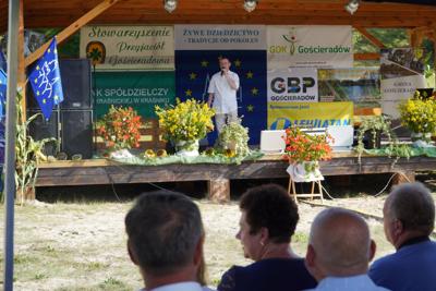 Mariusz Szczepanik - wójt gminy zaprasza do oglądania wystawy "Kapliczka św. Jana Nepomucena w retrospekcji"