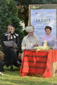 Lektorzy akcji Narodowego Czytania na tle scenografii w ogrodzie przy szkole w Liśniku Dużym