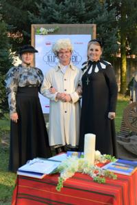 Organizatorzy akcji, od lewej: Dorota Karkusiewicz - koordynator, dyrektor Gminnej Biblioteki Publicznej w Gościeradowie,  Mariusz Szczepanik - wójt gminy Gościeradów i jednocześnie prezes Stowarzyszenia Przyjaciół Gościeradowie, Marzena Długosz - dyrektor Publicznej Szkoły Podstawowej im. Janiny Wierzchowskiej w Liśniku Dużym - gospodarza akcji