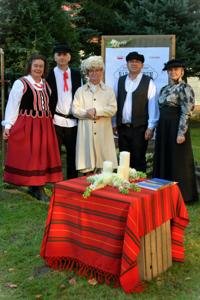 Wójt gminy z Renatą i Maciejem Niemczyckimi - wykonawcami pieśni staropolskiej "Ty pójdziesz górą a ja doliną" oraz Romanem Bissem  - dyrektorem GOK w Gościeradowie -  odpowiedzialnym za kamery, montaż i realizację filmu.