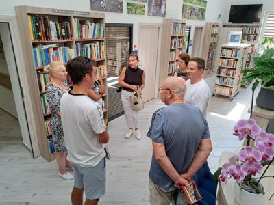 Rozmowa na temat działalności biblioteki i zmian dokonanych wewnątrz budynku.