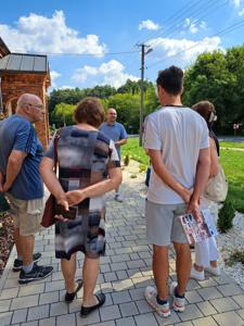 Spacer wokół budynku, oglądanie nasadzeń.