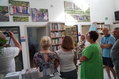 Oglądanie wystawy zdjęć z Narodowego Czytanie z 2022 roku