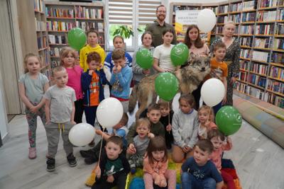 Zdjęcie grupowe z zajęć z leśnikiem