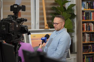 Autor zdjęć Kamil Gołąb udziela wywiadu TVP3 Lublin
