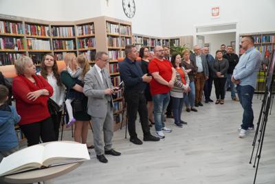 Publiczność wystawy " Daleka obserwacja pasjonata naszej gminy w fotografii"