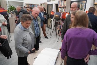 Publiczność wystawy " Daleka obserwacja pasjonata naszej gminy w fotografii"
