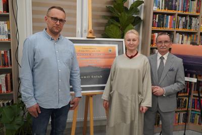 Zdjęcie organizatorów wystawy: od lewej Kami Gołąb autor zdjęć, Dorota Karkusiewicz - dyrektor Gminnej Biblioteki Publicznej w Gościeradowie, Mariusz Szczepanik - wójt gminy i prezes Stowarzyszenia Przyjaciół Gościeradowa