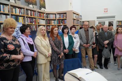 Publiczność podczas wernisażu wystawy zdjęć Mateusza Morszczyzny