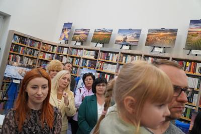 Publiczność podczas wernisażu wystawy zdjęć Mateusza Morszczyzny