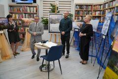 Od lewej p. Danuta Wójcik - instruktor Miejskiej Biblioteki Publicznej w Kraśniku, Mariusz Szczepanik - wójt gminy Gościeradów, prezes Stowarzyszenia Przyjaciół Gościeradowa, Mateusz Morszczyzna - autor zdjęć oraz Dorota Karkusiewicz - dyrektor Gminnej Biblioteki Publicznej w Gościeradowie