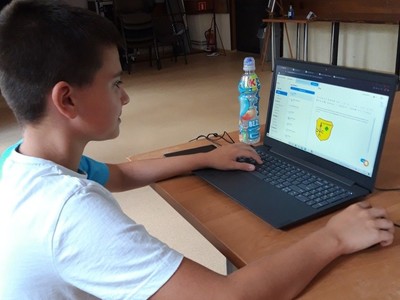 Uczestnik zajęć przy pracy nad aplikacją o gminie Gościeradów.