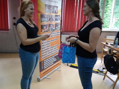 Trener p. Adrianna Latała i p. Milena Gil - opiekunka koła dziennikarskiego.