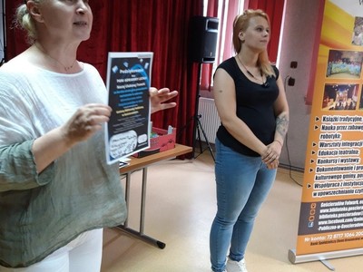 Wręczenie certyfikatów z honorowymi tytułami dla uczestników szkoleń przez p. Dorotę Karkusiewicz - dyrektora GBP oraz p. Adriannę Latała - trenerkę.