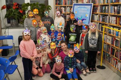 Wspólne zdjęcie z wykonanymi przez dzieci maskami.