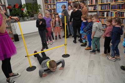 Zabawa sprawnościowa Limbo.