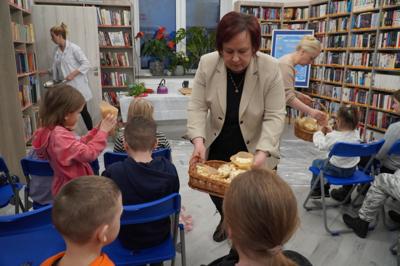 Rozdawanie świeżego popkornu w oczekiwaniu na pokaz.