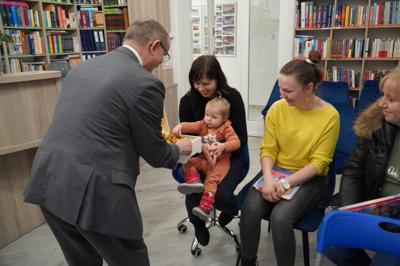 Słodki poczestunek dla uczestników od pana wójta.