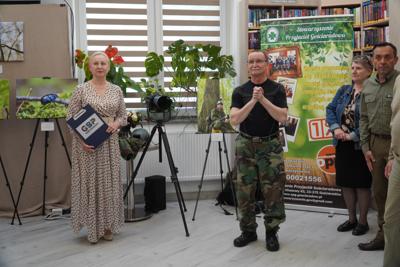 Autor zdjęć Mariusz Szczepanik i dyrektor biblioteki Dorota Karkusiewicz