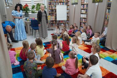 Powitanie przez Dorotę Karkusiewicz - dyrektora biblioteki i przedstawienie Edyty i Roberta Zarębskich.