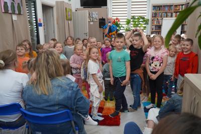 Zabawa - wykonywanie przez dzieci poleceń osób prowadzących.