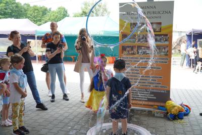 Zamykanie uczestników w gigantycznych bańkaćh mydlanych.