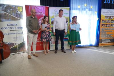 Przekazanie nagrody przez komisję w konkursie kulinarnym.
