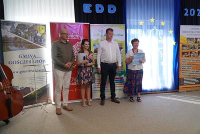 Przekazanie nagrody przez komisję w konkursie kulinarnym.