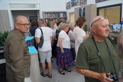 Oglądający wystawę.