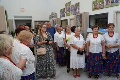 Oglądający wystawę.