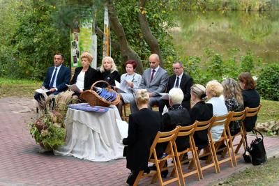 Czyta Mariusz Szczepanik - wójt gminy Gościeradów.