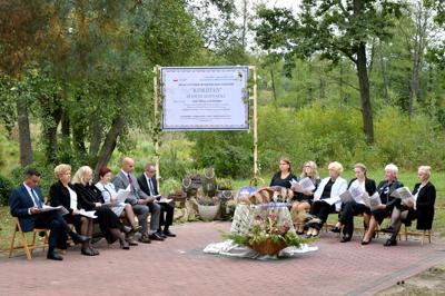 Lektorzy Narodowego Czytania - zdjęcie zbiorowe.