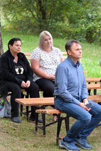Zasłuchana publiczność akcji.