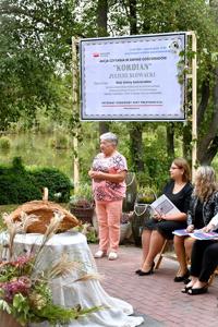 Uczestnicy akcji z Marią Gołdą  - radną z Wólki Gościeradowskiej współorganizatorką Narodowego Czytania'2024