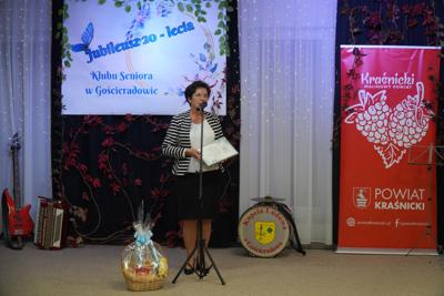 Życzenia składa Beata Sajecka - dyrektor Zespołu Placówek Oświatowych im. Jana Pawła II w Gościeradowie.