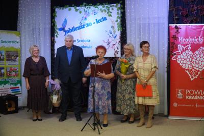 Życzenia składa Teresa Myszak - prezes Stowarzyszenia "Senior na czasie" z Kraśnika.