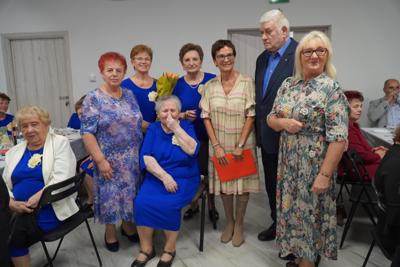 Życzenia składa Teresa Myszak - prezes Stowarzyszenia "Senior na czasie" z Kraśnika z delegacją.
