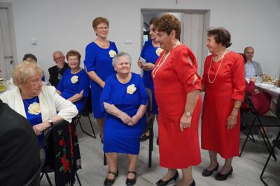 Życzenia składają przedstawiciele Domu Senior + z grupy z Suchodół.
